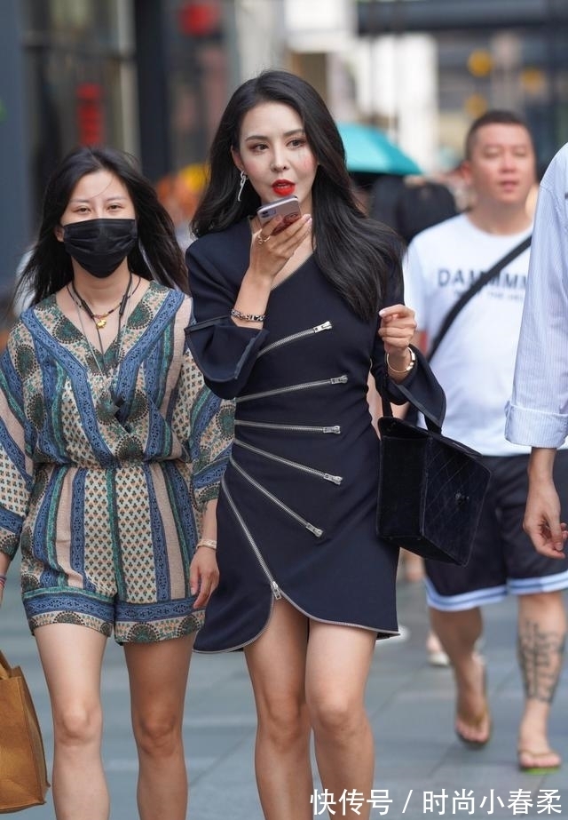 连衣裙 简约风格的藏青色连衣裙,加上六条拉链做装饰,精致又颇具正式感