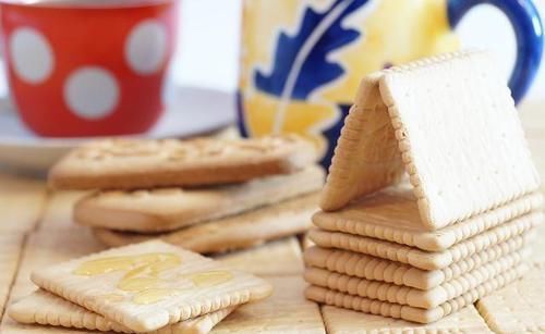 泡面|热量堪比“喝油”的四种零食,减肥的人最好学会忌口,别不在意