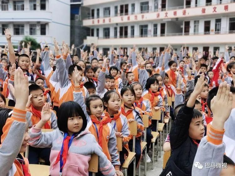 老师和他|巴马县第四小学首届科技节