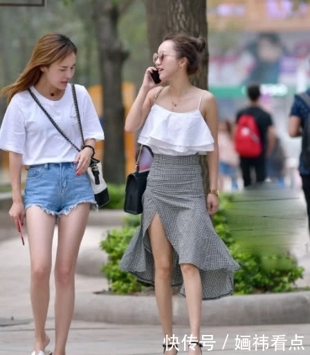 街拍美女:右边和左边,你选哪一个小姐姐?