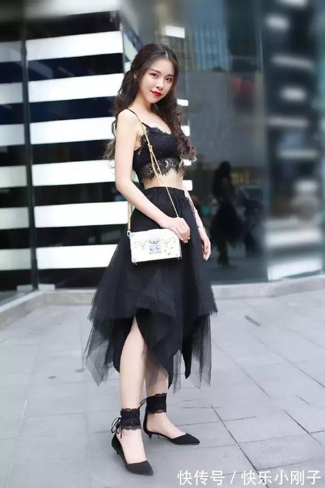 搭配 绿色的休闲背心搭配牛仔裤,精致的版型很显时尚气质