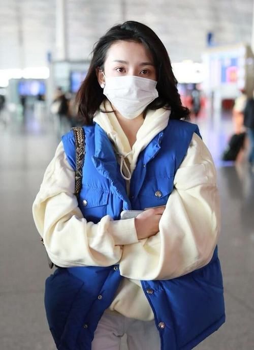 羽绒|明星穿搭，白色卫衣配羽绒马甲保暖低调，甜美可爱