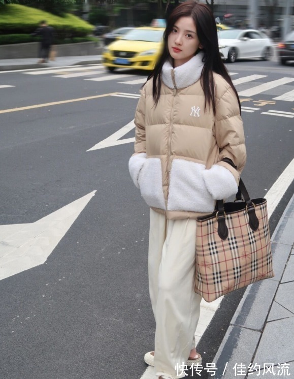 小姐姐 今年流行“羽绒服+小白裤”,保暖舒适又清爽,日常百搭不挑人