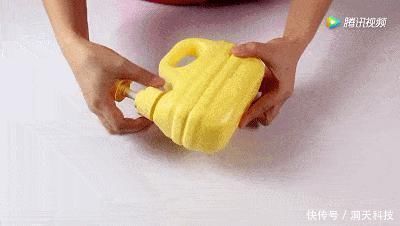 家里的洗衣液瓶别扔，这样剪2刀，可以省下买熨斗的钱！