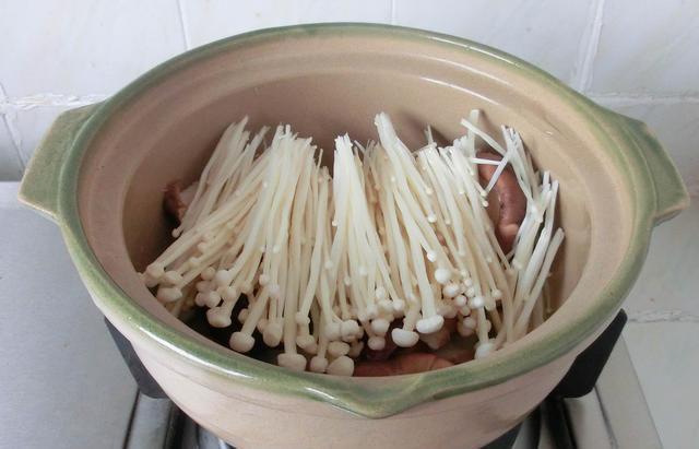 天越冷越爱吃的一锅腊肉煲,做法简单又好吃,鲜香汁美还特别下饭