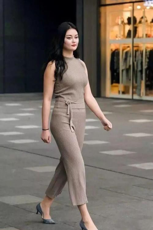 穿搭 美女穿搭:微胖试试穿连衣裙,一身绿色修身连衣裙,完美的修饰了身材