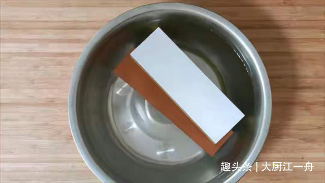 磨刀时，横磨还是竖磨大厨教你正确做法，旧刀立马变新刀