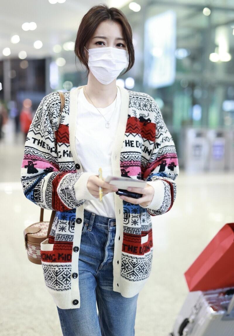 孙怡美得让人心动,开衫搭配牛仔裤走机场高挑纤瘦,显得年轻貌美