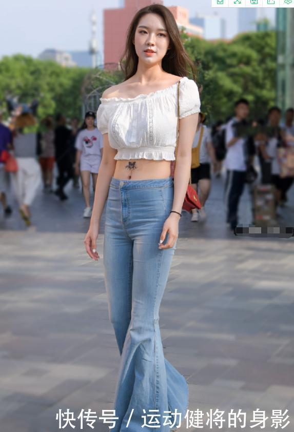 时尚抹胸搭配显瘦喇叭裤,简单又清凉,尽显个人魅力!