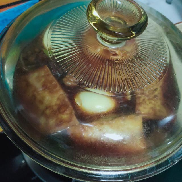 煎豆腐卤鸡翅根，豆腐吸饱了汤汁，满屋子都是香味