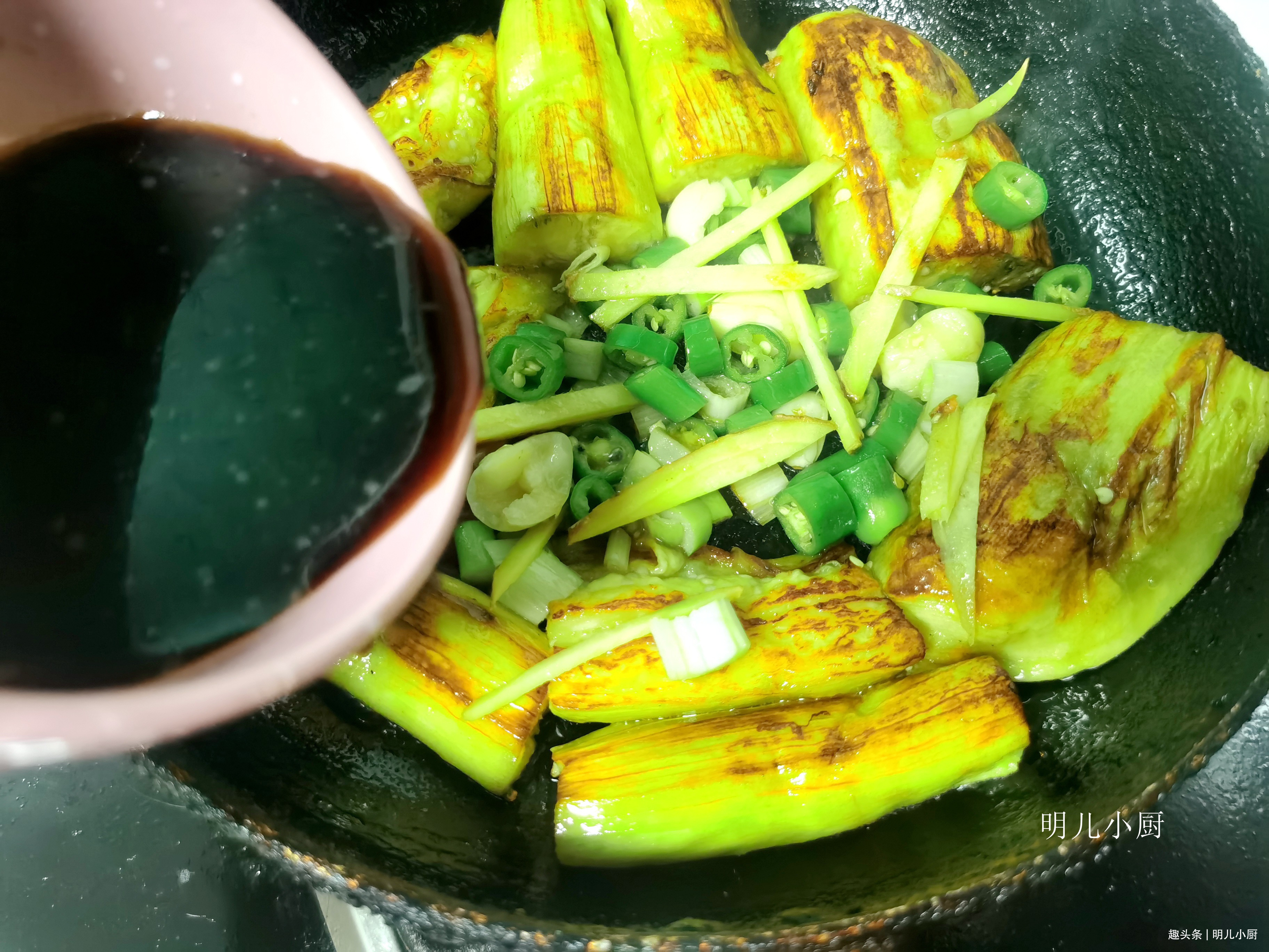 烧茄子放一小勺油就可以,好吃不油腻,网友厉害了,我的大厨!