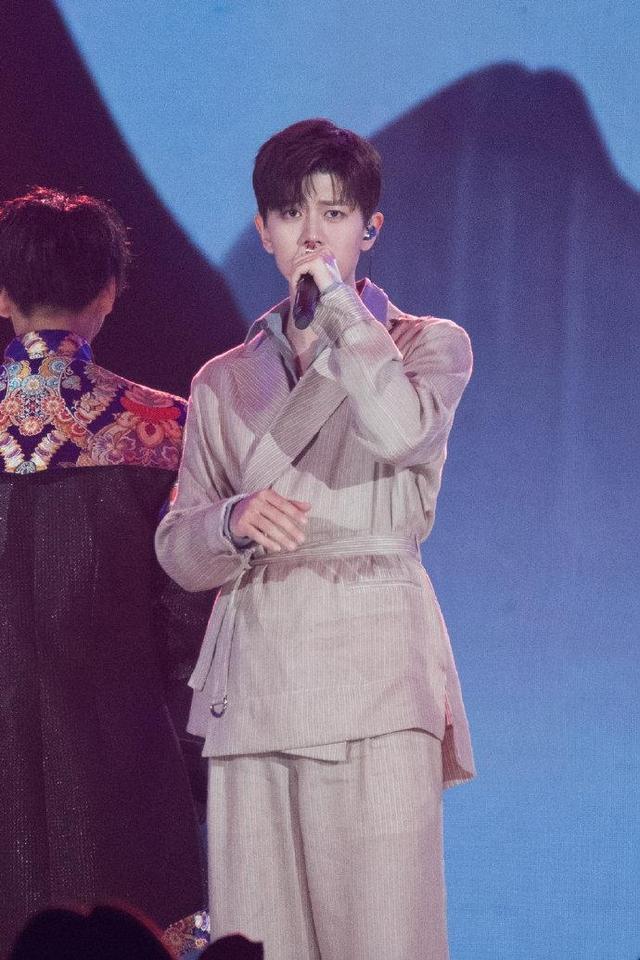 任嘉伦再现国风美少年,台上演唱琵琶行,眼神杀不要太撩人