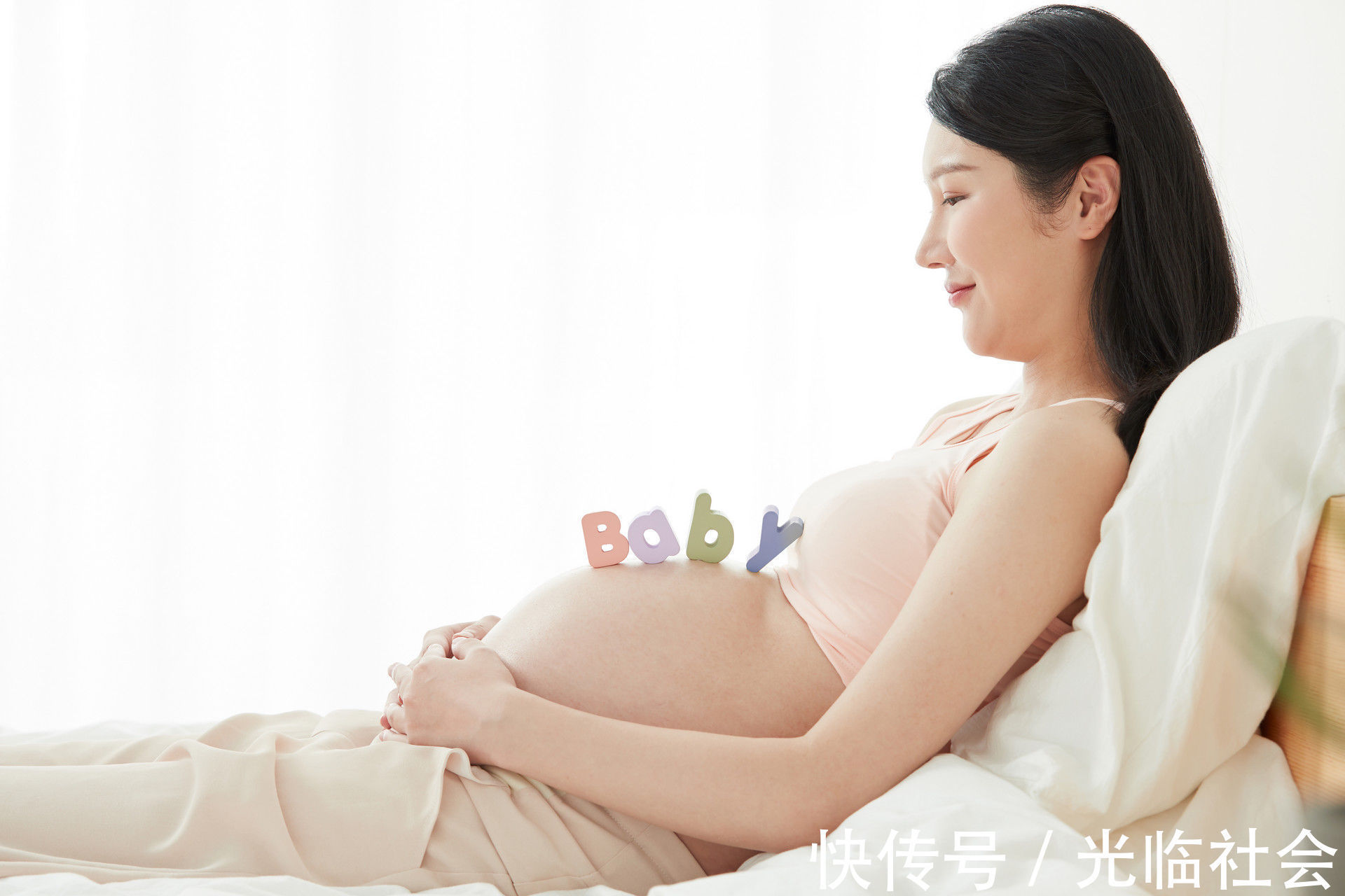 反击|大妈公交逼孕妇让座无果,诅咒“孩子早晚得掉”,孕妇反击太漂亮