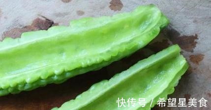 夏日|一个方法能快速去除苦瓜的苦味，脆嫩爽口，夏日必备的苦瓜炒蛋！
