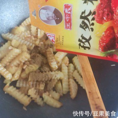 饭店大厨说漏嘴的秘密，香辣孜然土豆条这样做才好吃