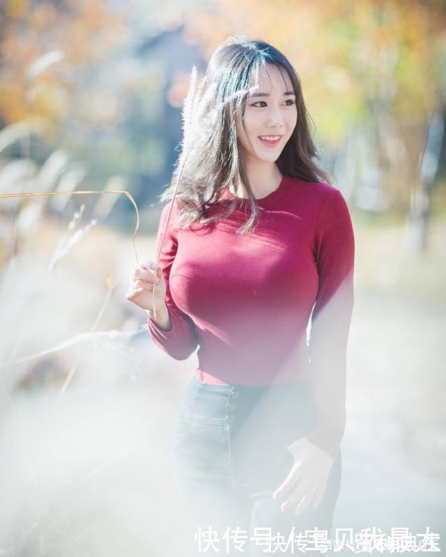 紧身|红色紧身易搭配黑色休闲裤,清纯可爱,玲珑有致