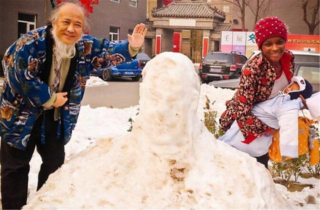 绘画@画家杨彦为激发灵感,53岁情定非洲,耗费四千万迎娶24岁黑人美女