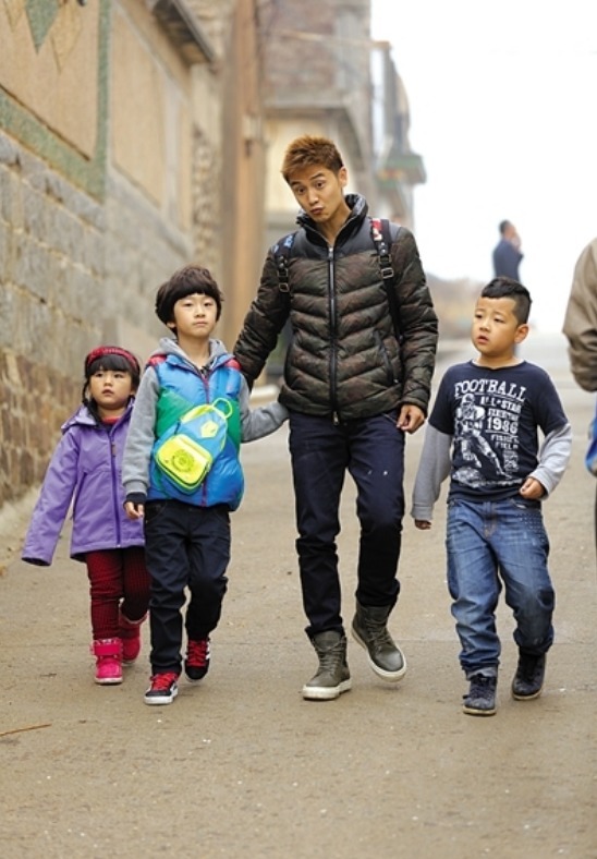 嗯哼看不惯陈小春吃饭坐姿，陈小春：我们穷人家，太子你回房吃吧