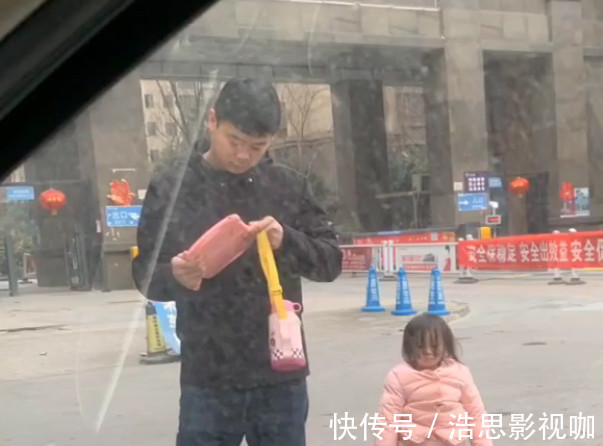 宝妈|“邋遢奶爸”带娃出门火了,不知所措的萌娃在风中凌乱了发丝