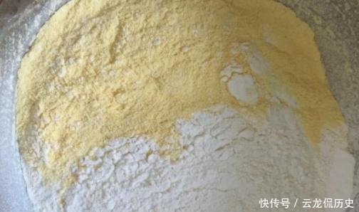 玉米面不要只会蒸窝窝头吃,做成这种发糕,孩子也都喜欢吃
