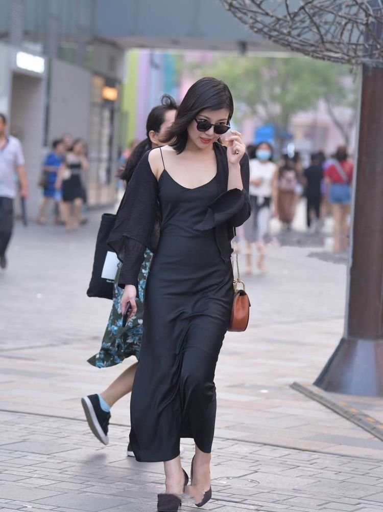 清新|街拍:要清新还是耍性感?一件飘逸吊带裙满足你所有需求!