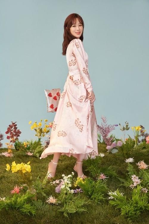 花娇|被小姐姐惊艳到了，穿粉色V领长裙曲线迷人，人比花娇