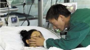 力气|产妇生孩子饿到没力气,丈夫送好吃的,医生蹲在角落偷吃却被赞扬