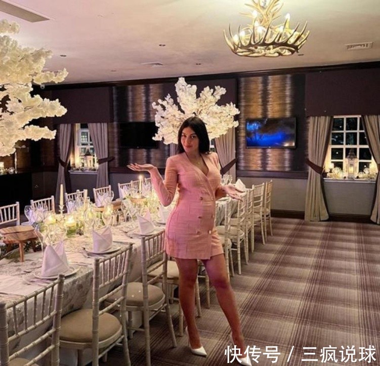 c罗|浪漫!C罗跨年夜豪宅举办盛大晚宴,将女友拥入怀中观赏漫天烟花
