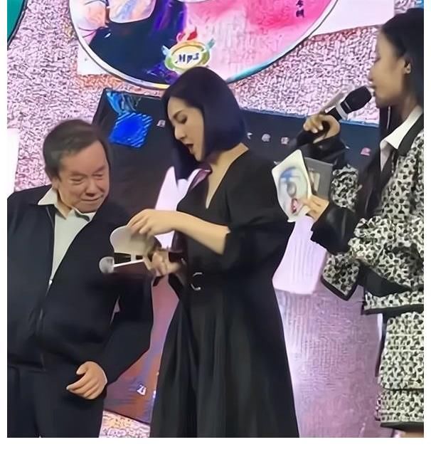 《好聲音》冠軍曬梅艷芳CD，號(hào)稱珍藏版，楊千嬅當(dāng)場(chǎng)識(shí)破盜版