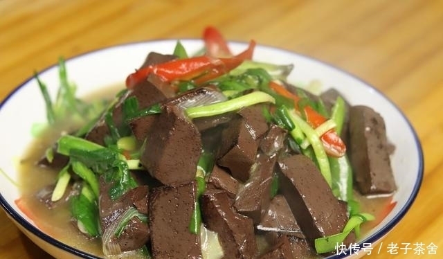 猪血和此菜才是绝配,5块钱炒一盘,补铁助消化,我家一周吃2次