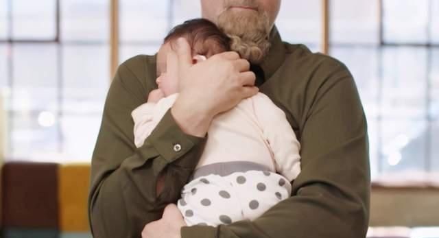 宝宝|为什么婴儿喜欢被抱着走动,大人一坐下就哭?这些原因爸妈要明白