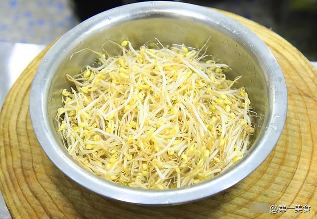 绿豆芽|绿豆芽炒肉丝怎么做不出水，厨师长教你小技巧，清脆爽口又入味