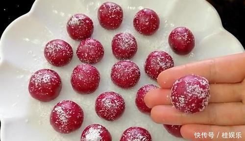 火龙果别再直接吃,学会此做法,软糯香甜,孩子一顿2个不够