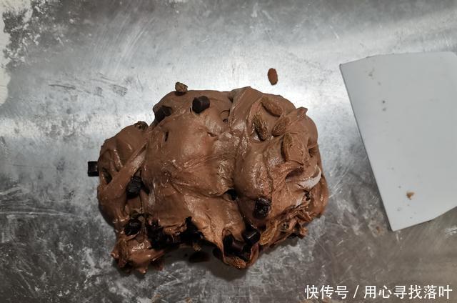  看起来|这是一款看起来很丑却很好吃的面包，双倍浓香可可面包送给你