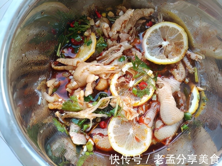 鸡爪做成小吃，还是一道下酒菜，解馋还美味