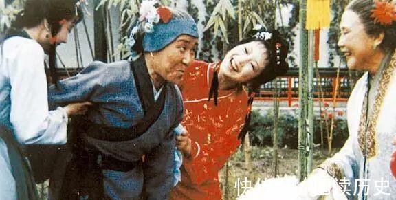 荣国府|《红楼梦》里刘姥姥进荣国府时引发的“三笑”,到底暗示了什么