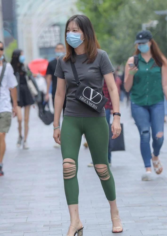 时髦|有见过破洞打底裤吗以时髦的款式，点燃了女孩们的激情
