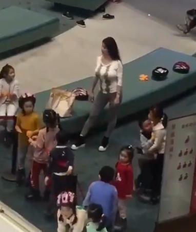 爱的孩子|爸爸到幼儿园接孩子,每天都会提早到,网友:这爸爸不容易啊