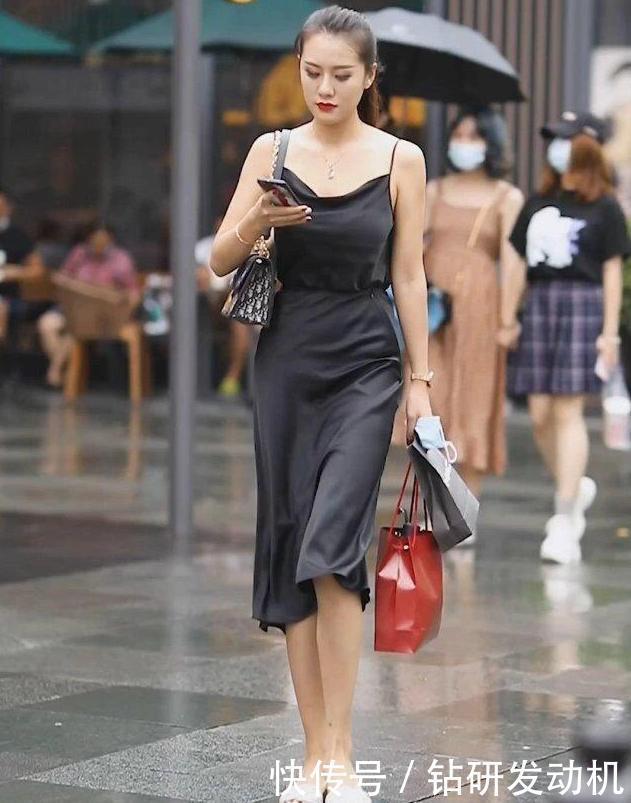 辣妈|性情辣妹,黑色吊带裙,高挑迷人