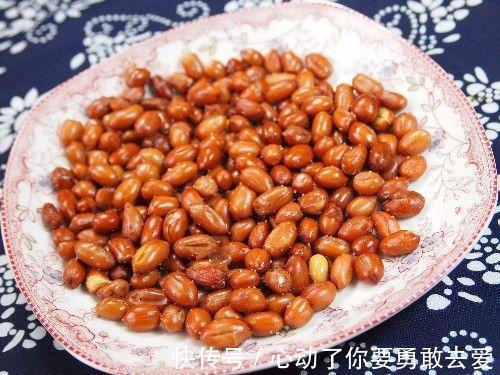 炒花生下锅之前加一步，炒出的花生又翠又香又好吃