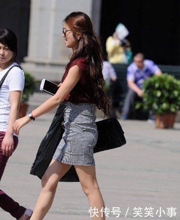 街拍:闺蜜穿高腰短裙搭配红色衫,效果真不错,简约又时尚