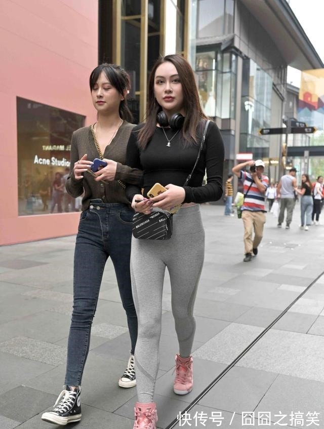 显瘦 “胯宽”的女生可以尝试一下打底裤,修身显瘦的效果肯定让你满意!