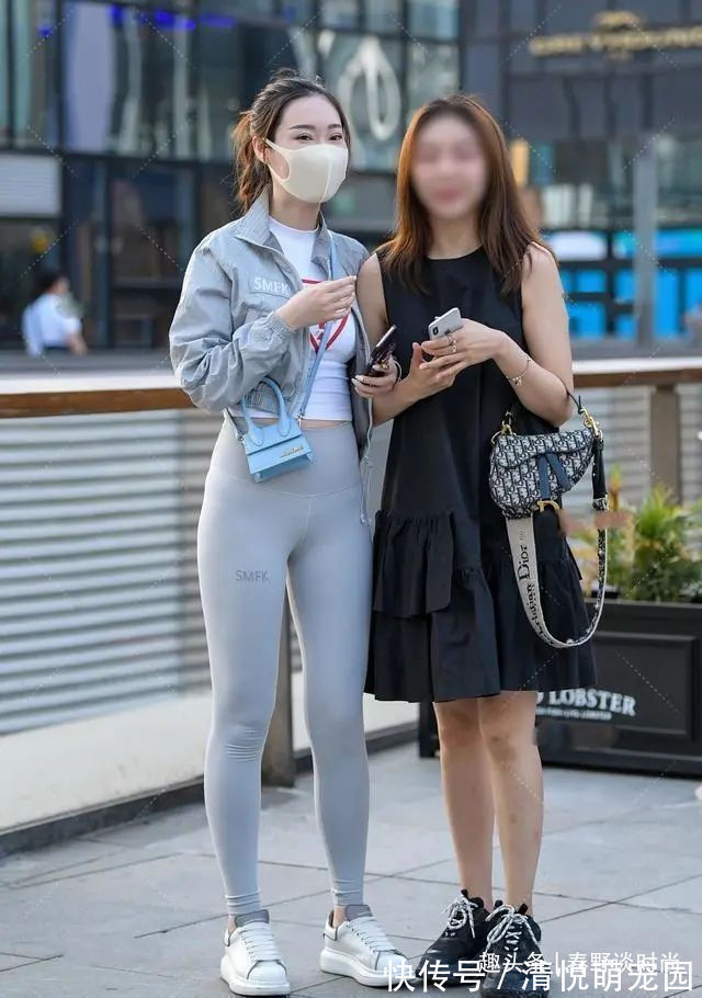 肩宽 白色打底裤搭配时尚外套,不再单调乏味,改变自己的穿衣风格