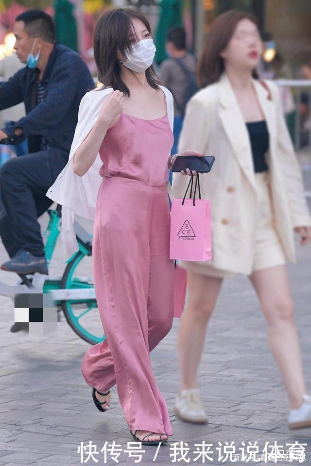 短发美女身穿粉色连体衣,时尚又靓丽,更显清新自然风