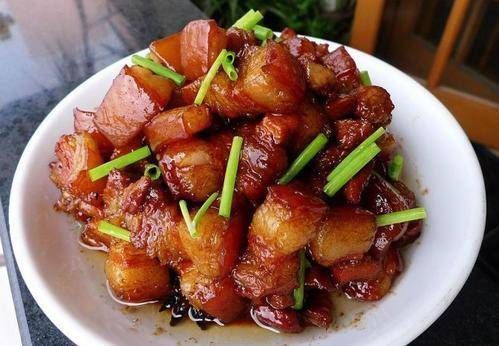 做红烧肉,为啥一放酱油就发黑?改用它,保证每一块都是琥珀色!