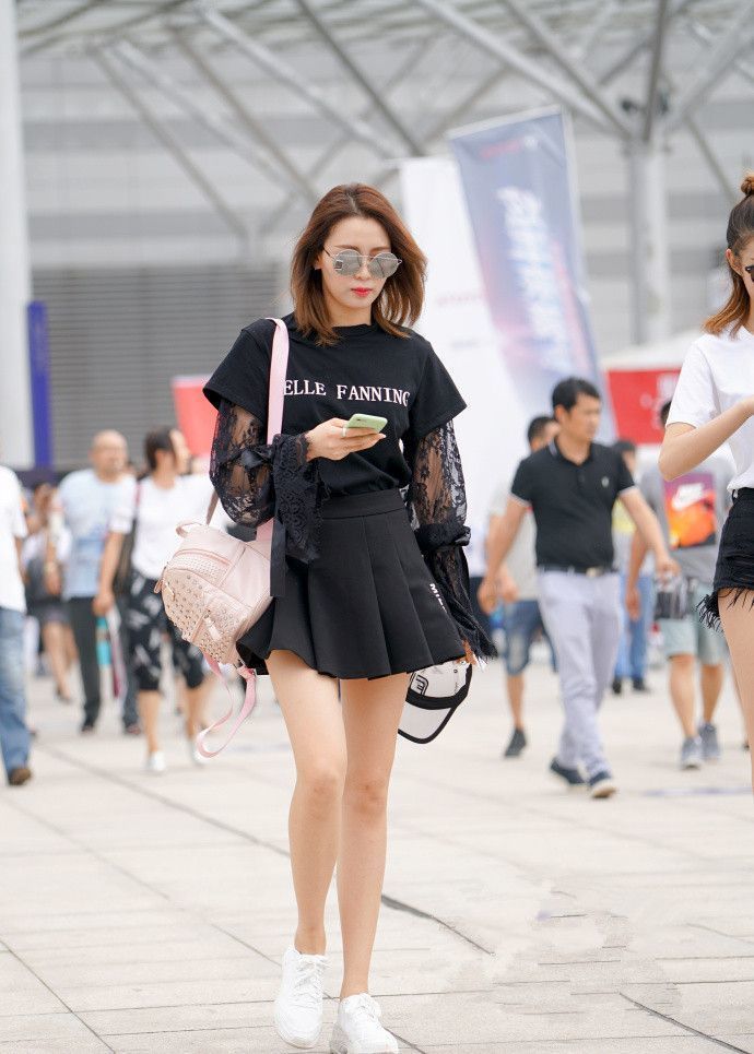 街拍:肤如凝脂的美女,吊带上衣配牛仔裤,时尚气质十足