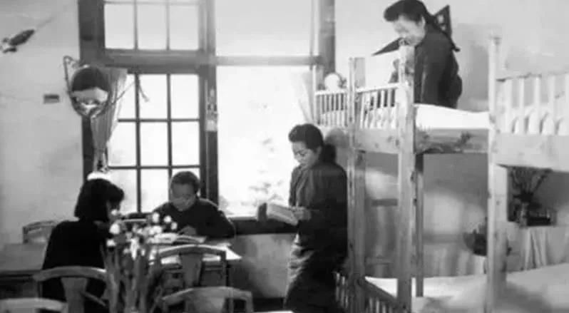 民国老照片:织毛衣的女子温婉可人,美女穿“旗袍”烫“卷发”