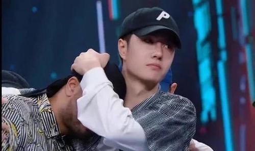 裁判评价王一博：一博总是让我印象深刻。尼尔森：一位称职的队长