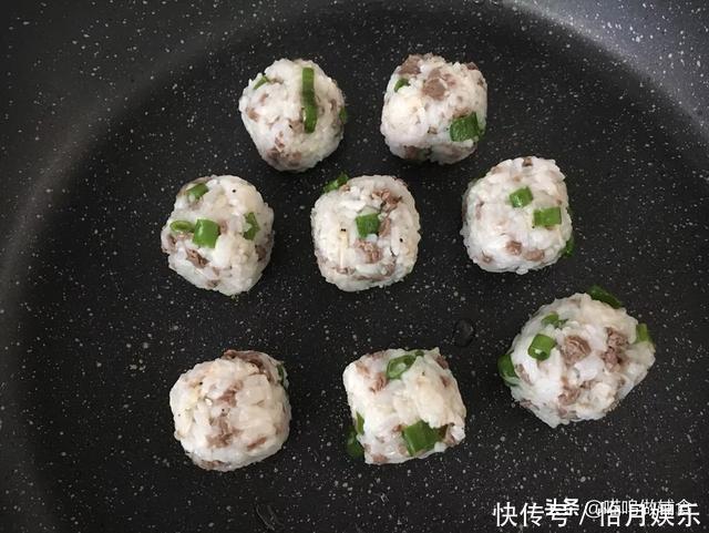这个比白米饭营养高出好几个档!一口平底锅搞定娃喜欢的饭!
