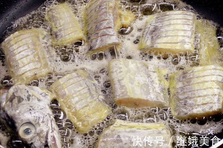 煎带鱼,用面粉还是淀粉?大厨教你一招,口感香酥脆,好吃不油腻